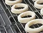 Машины для посыпки мукой с конвейерной лентой